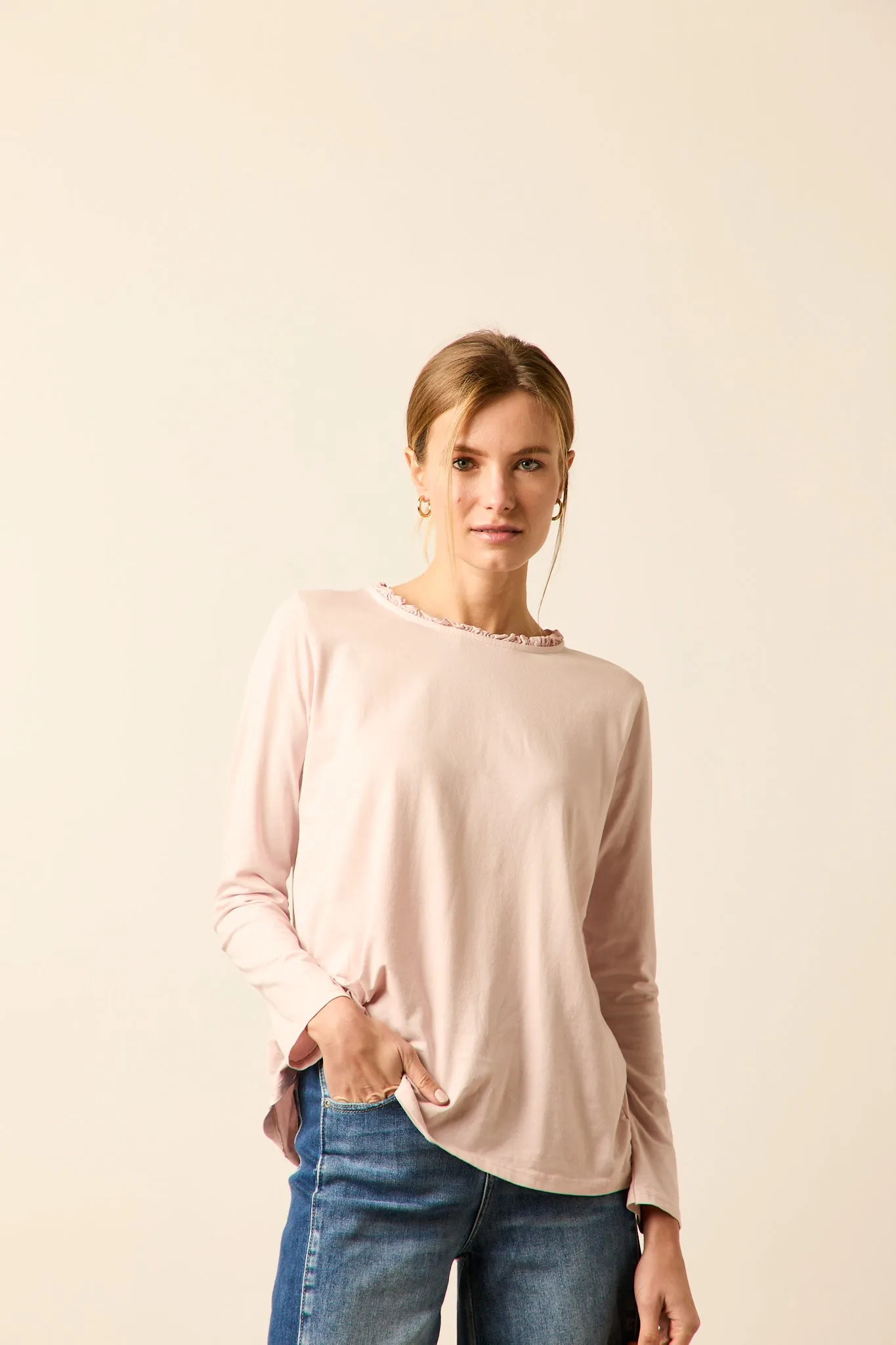 Camiseta manga larga cuello volantes rosa