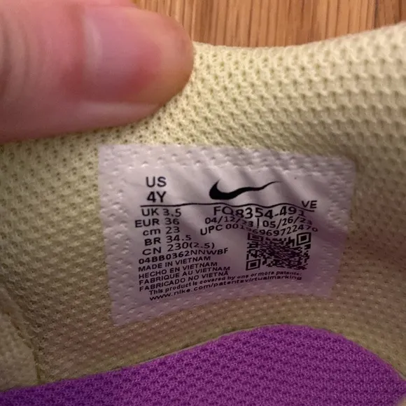Nike Girls/Boys Gray and Yellow Sneakers Size 4