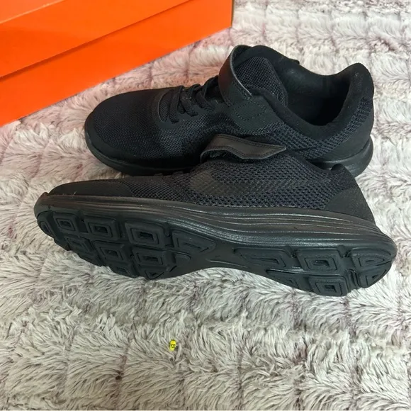 𝅺NIKE Revolution black Sneakers size 3