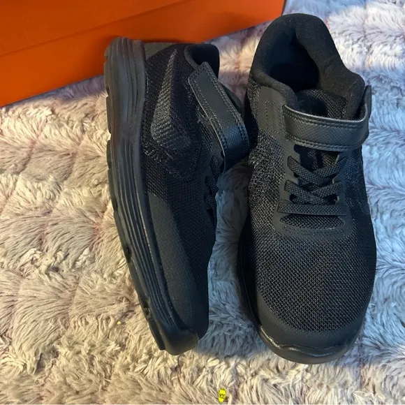 𝅺NIKE Revolution black Sneakers size 3