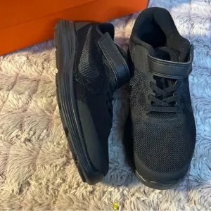 𝅺NIKE Revolution black Sneakers size 3