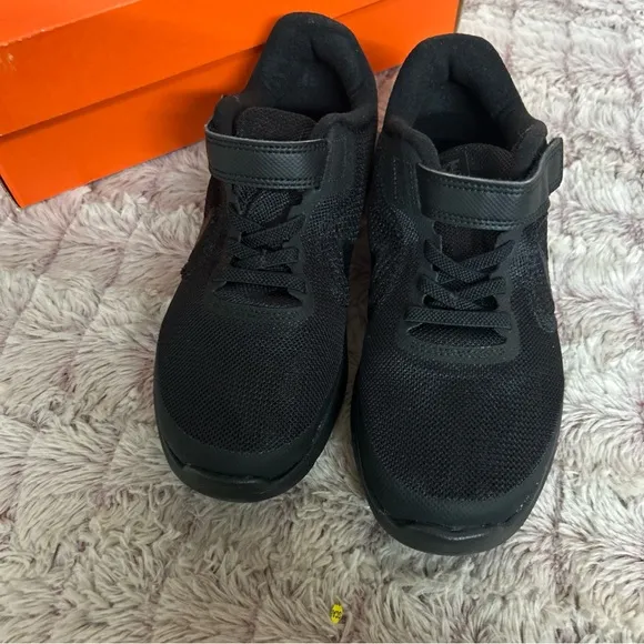 𝅺NIKE Revolution black Sneakers size 3