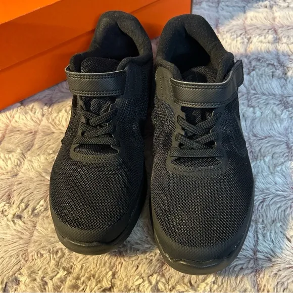 𝅺NIKE Revolution black Sneakers size 3
