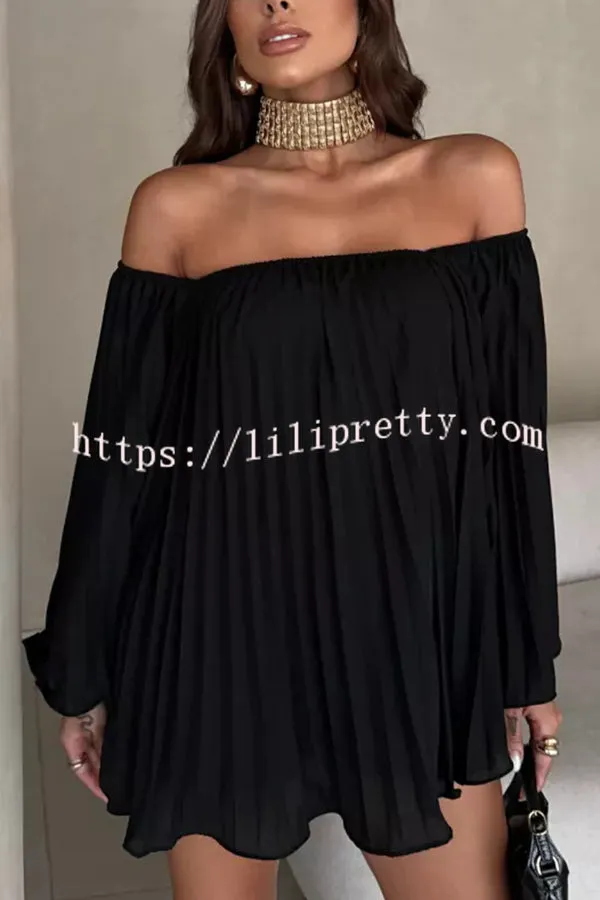 Solid Off-the-shoulder Pleated Loose Top and Elastic Waist Shorts Set