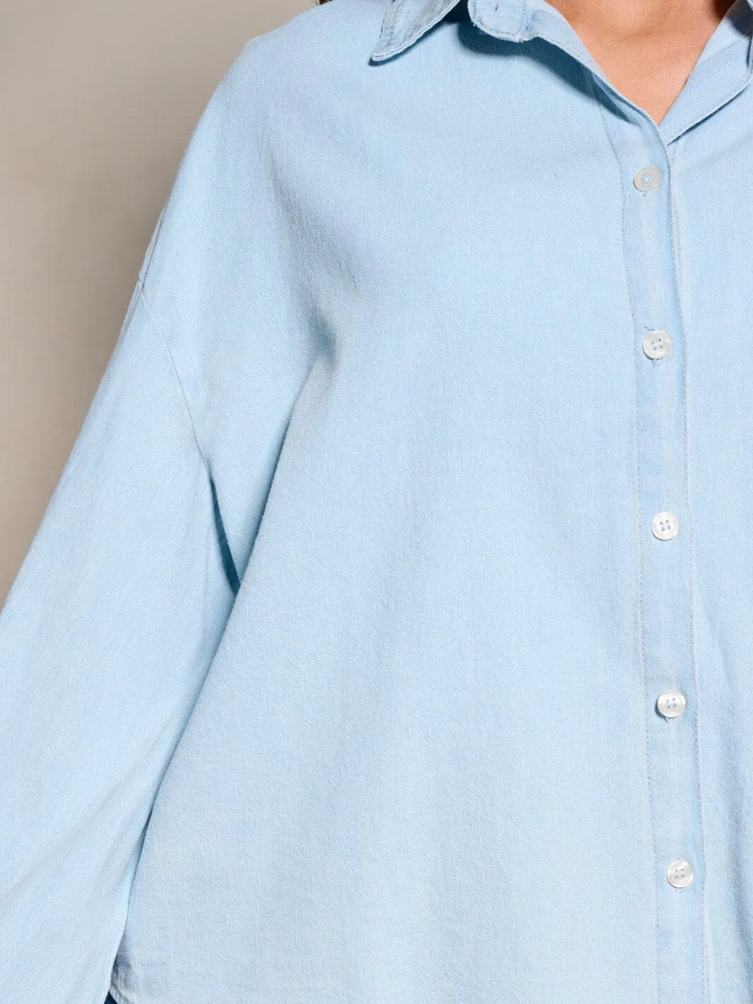 WOMEN'S LONG SLEEVE BUTTON CLOSURE CHAMBRAY TOP