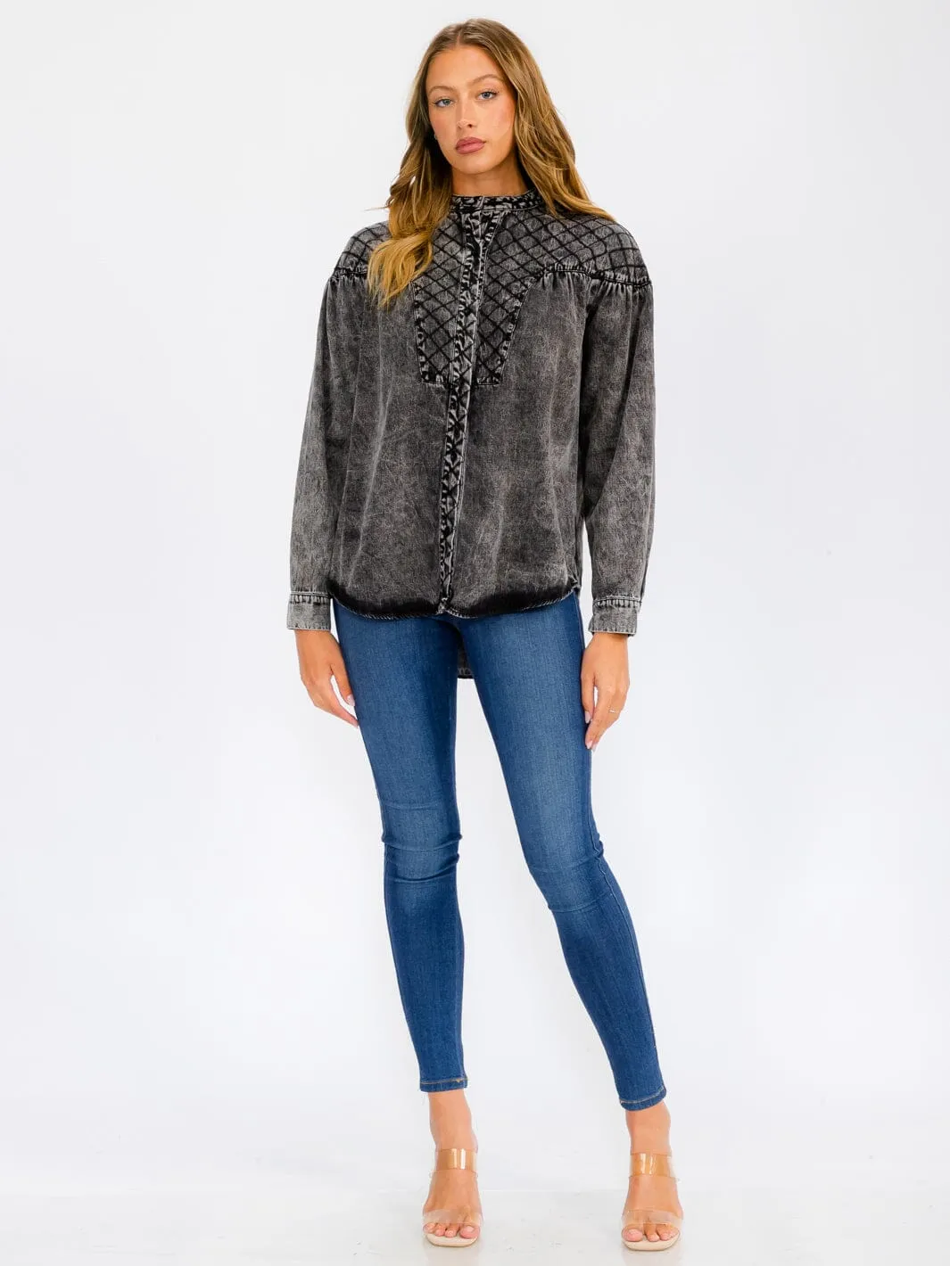 WOMEN'S LONG SLEEVE BUTTON UP DETAILED CHAMBRAY TOP